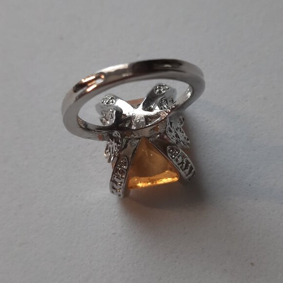 Brand New Dazzling Fashion-forward Ring For women - Picture 3 of 3